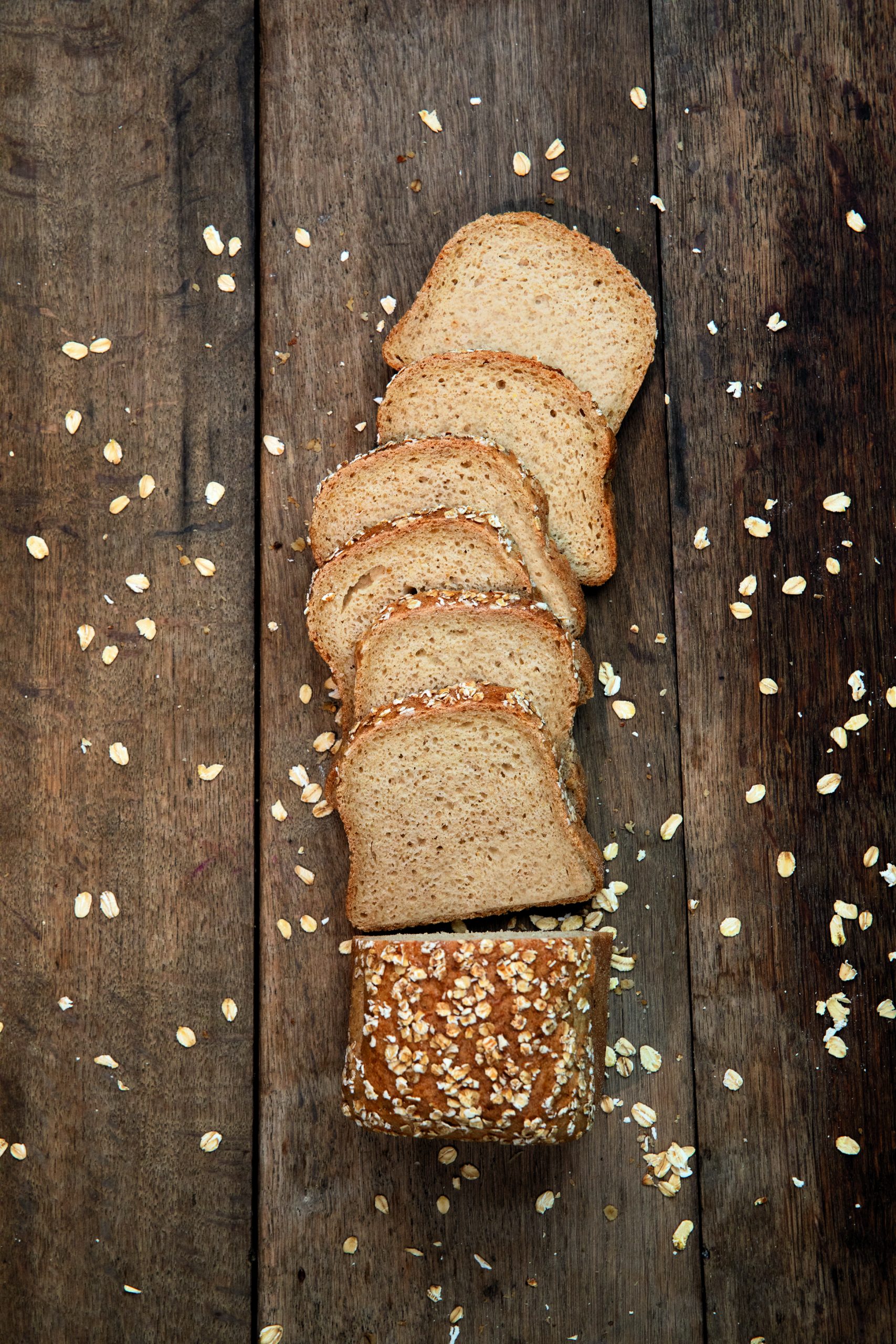 Ein Teil des B:PURE Sortiments: Brote, Brötchen, Schoko Kuchen und Baguette in einer weißen Schale.