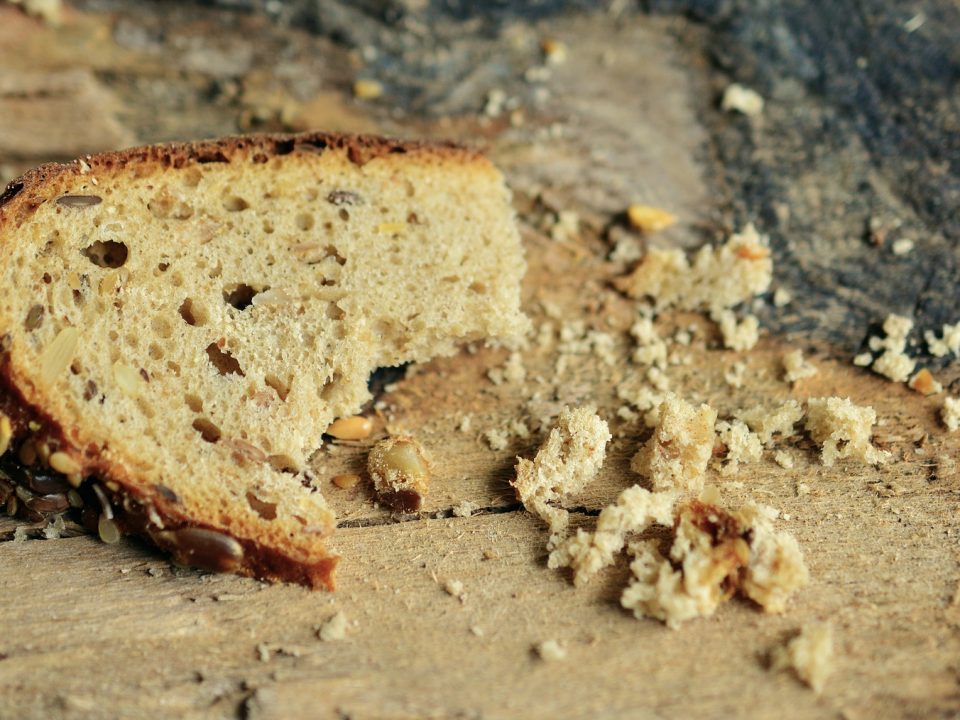 Brotscheibe mit Brotkrümeln