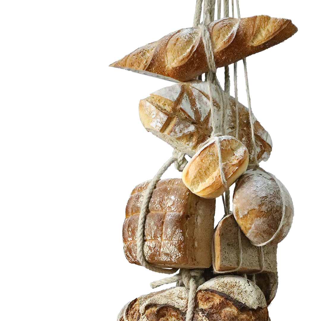 Verschiedene Sauerteigbrote hängen dekorativ an Seilen, gebacken mit Böcker Sauerteig
