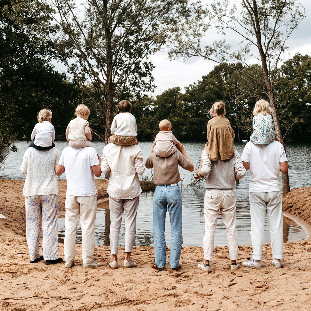 The BÖCKER family – the younger generation with children at the lake