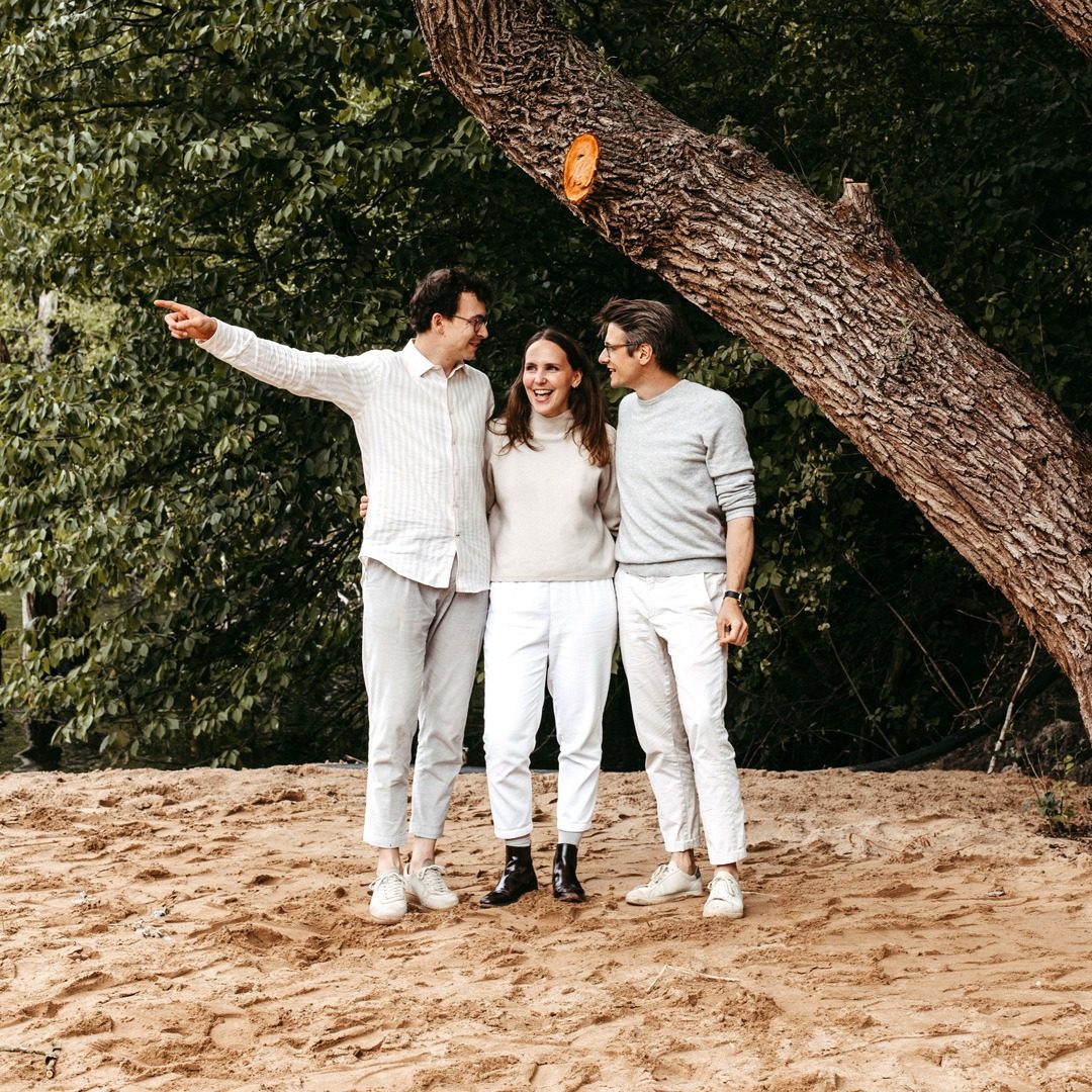 Members of the fifth BÖCKER generation in front of an anniversary backdrop